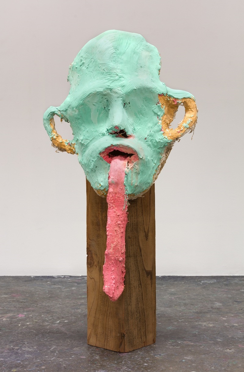 Thomas Houseago, Untitled Face (Pink Tongue #2/Green Face), 1995 Plâtre, peinture acrylique, bois 118 x 60 x 38 cm Courtesy de l’artiste, Los Angeles