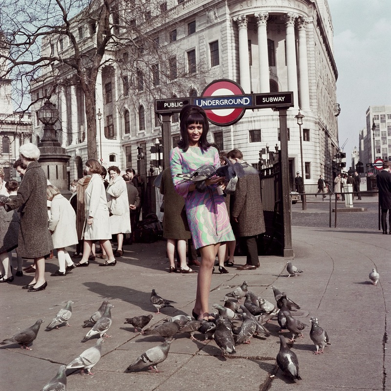 Marie Hallowi modèle de couverture de Drum à Trafalgar square Londres 1966 James Barnor