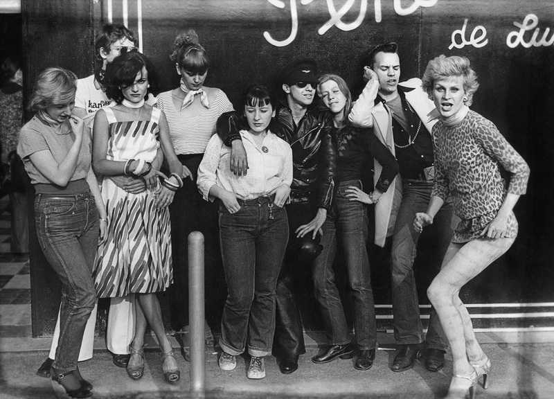 Membres des bandes des Gazolines et To the bop devant la boutique Pendora de Luxe aux Halles, 1975